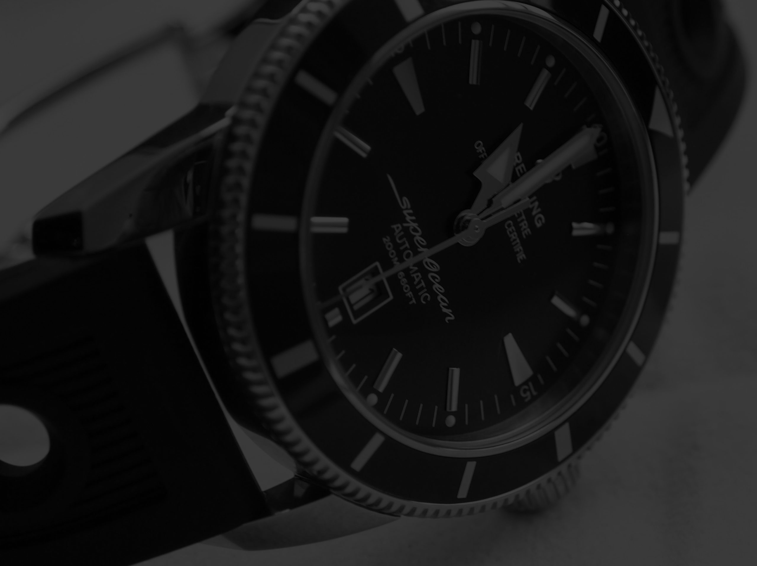 detailní obrázek švýcarských potápěčských hodinek Breitling