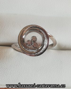 Prsten_Chopard_z_bílého_zlata_a_přírodními_brilianty_05