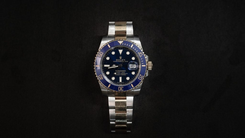 použité hodinky Rolex Submariner na černém podkladě