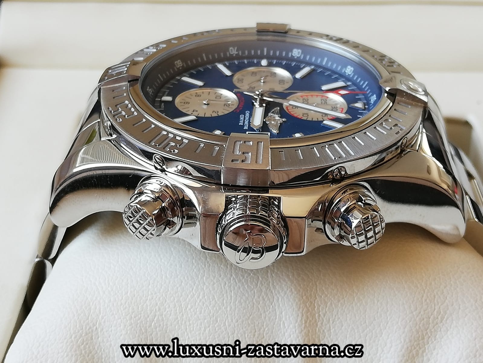 Breitling_Super_Avenger_II_48mm_005