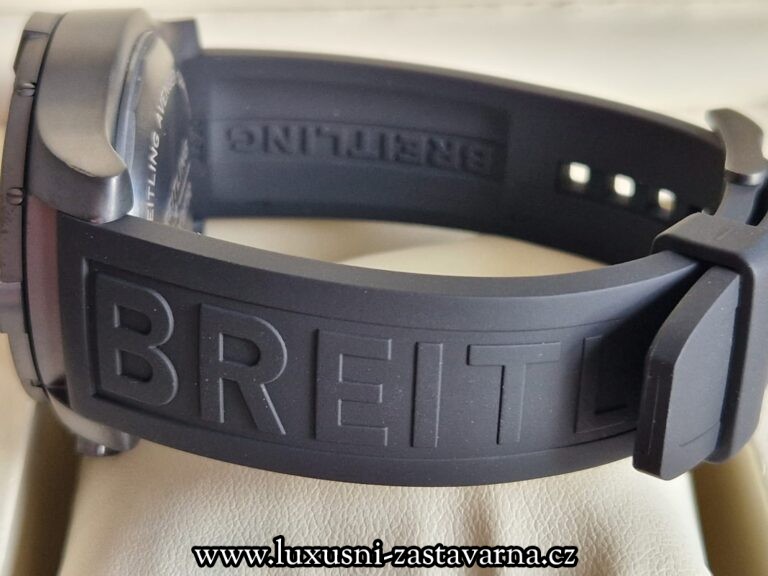 Breitling_Avenger_Chronograph_Night_Mission_45mm_001