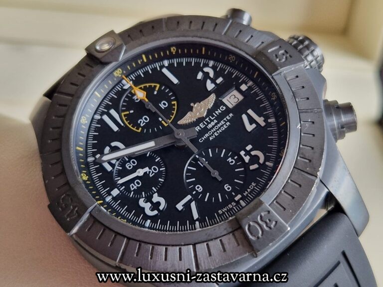 Breitling_Avenger_Chronograph_Night_Mission_45mm_009