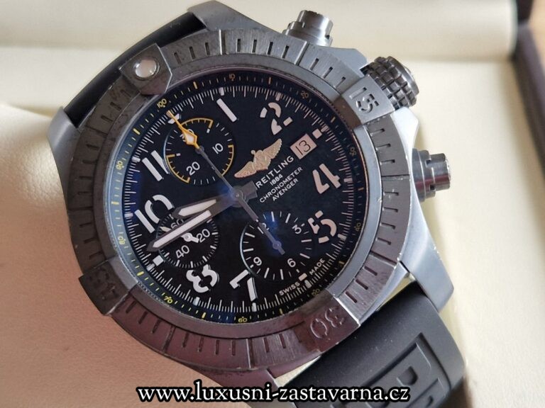 Breitling_Avenger_Chronograph_Night_Mission_45mm_010