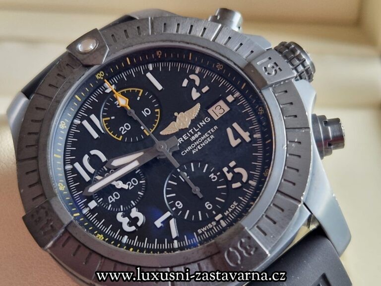 Breitling_Avenger_Chronograph_Night_Mission_45mm_012